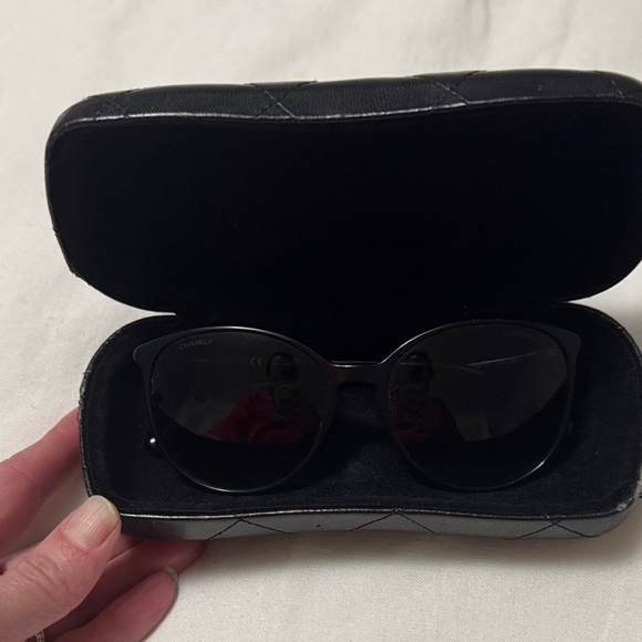 CHANEL Elegant Black Sunglasses